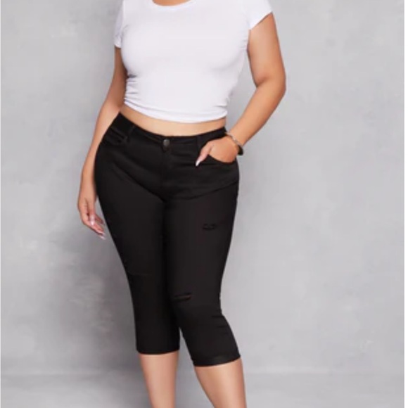 Chic Black Distressed Capri Jeans - Picture 1 of 3